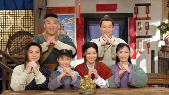 求好運的年輕人，擠滿了購物中心的財神殿