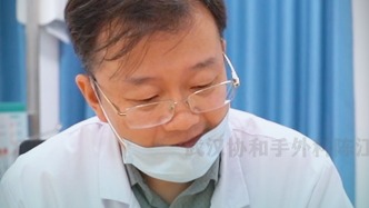 并指寶寶氣的開始說話了，大喊：“打你!打你!”