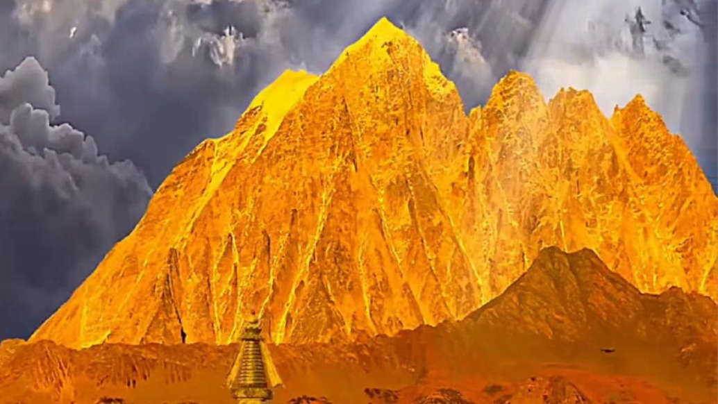 日照金山，云海缭绕，如梦如幻，仿佛置身于仙境之中