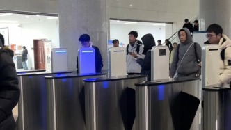 考研前一晚，蘭大昆侖堂閉館音樂播放#一路生花，為考生加油。