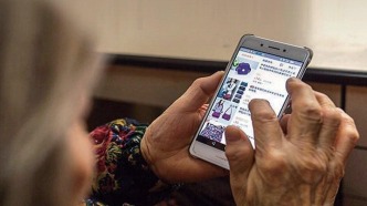 坑真爹！免費看劇還賺錢，專割老人韭菜，咋防？