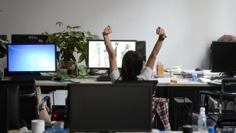 当大厂承包你的衣食住行，这场“福利游戏”要付出什么代价