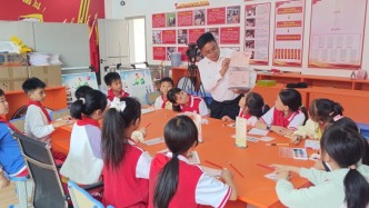 少先隊(duì)輔導(dǎo)員：把隊(duì)旗的光變成接力的炬火