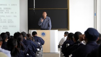 银龄教师：在祖国需要的地方贡献银龄力量