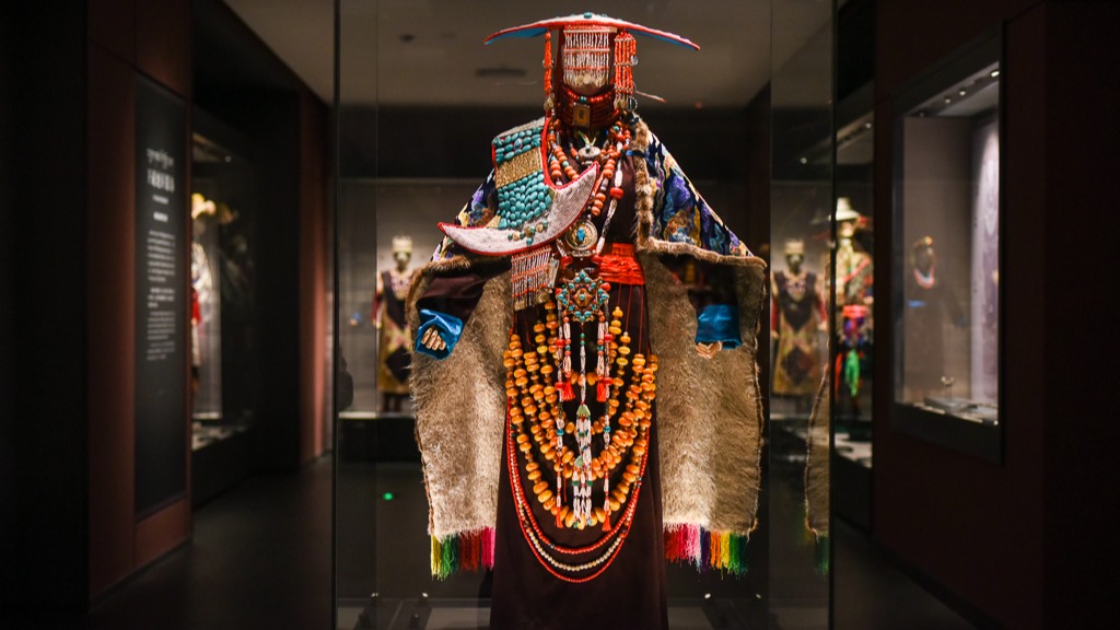 冬游青海西寧，走進(jìn)藏文化博物館，參觀多彩的藏族服飾文化