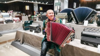 冬游新疆塔城，参观手风琴博物馆，领略穿越百年的乐器盛宴