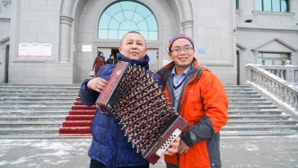冬游新疆塔城，听琴痴道吾然用手风琴演奏《我和我的祖国》