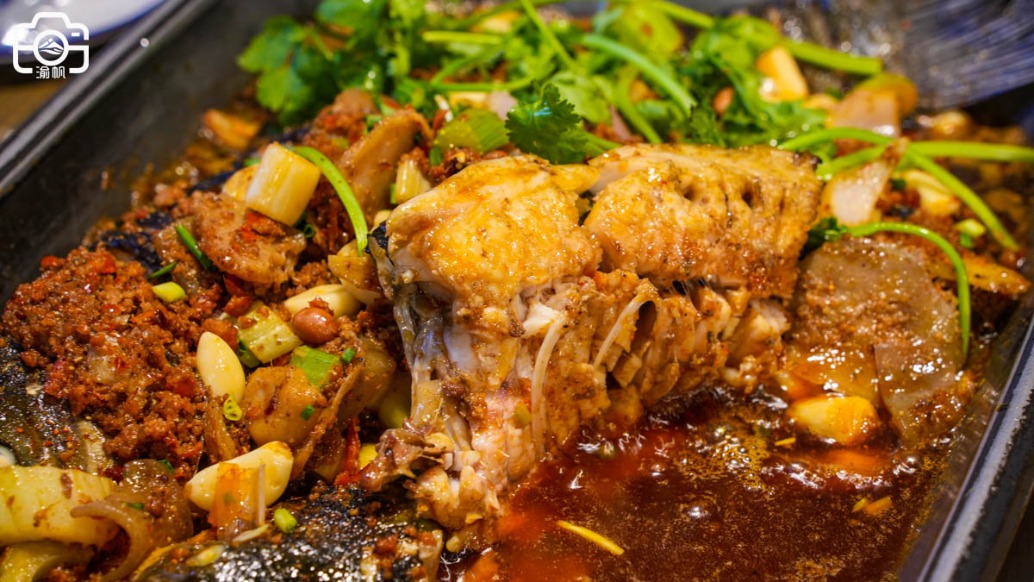 重慶巫山烤魚：鮮活江魚經(jīng)炭火烤至兩面金黃，魚皮焦香、魚肉鮮嫩