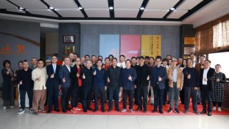 油画中国化的有益探索——严子宇与吴冠中油画创作比较