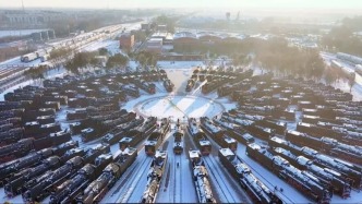 雪落大安机车园：钢铁巨龙披上冬装