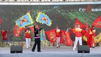 文藝匯演、草莓采摘、殺豬飯……長(zhǎng)沖村喜氣洋洋迎新年