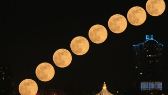 月華如練，超級月亮以它那無匹的光輝，編織著夜的夢幻篇章