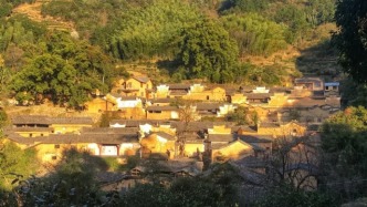 浙江神仙小城，人少景美无门票、被称“金色布达拉宫”