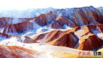 冬日邂逅七彩丹霞　大地繪就夢幻水墨長卷