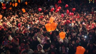 郯國古城游人如織，孔明燈耀喜迎新年