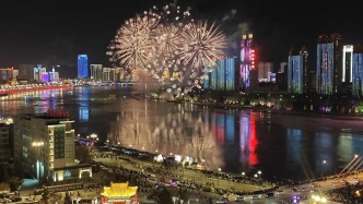 北國江城元旦火出圈！游客扎堆賞霧凇滑粉雪