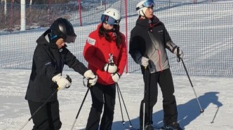 董宇輝路透來啦！你們猜宇輝今天能學(xué)會滑雪嗎？