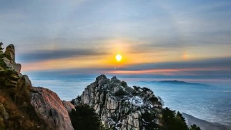 岱顶奇观：彩霞漫天，冰晕当空