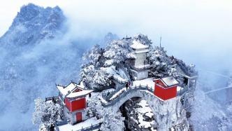 雪映奇峰景如畫，官山大明峰引客來