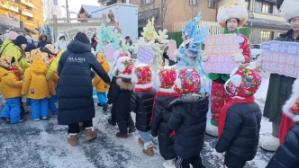 “小砂糖橘”北上遇見“人參娃娃”！桂吉萌娃雪地牽手，甜到心坎