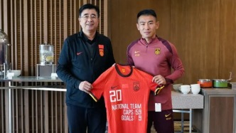 59场9球！于汉超退役转身教练，宋凯授衣背后是“最讽刺”的重用