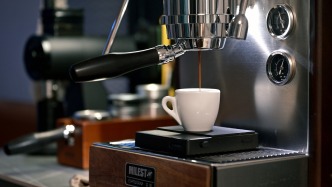 醫(yī)者心野，在方寸診室與無垠世界之間