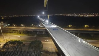 国内首例！万吨桥梁成功跨越上海磁浮线，沪苏通铁路二期建设取得关键性突破