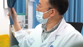 醫(yī)生要切掉孩子2根手指，媽媽：不舍得，想再等等