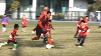 国足球员与肇庆少年竞技，激发绿茵梦想