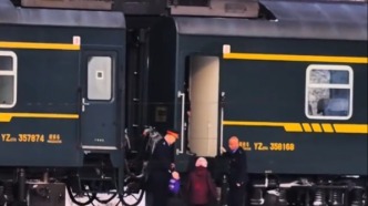  即有中国速度也有中国温度，绿皮火车在雪地里静静等待乘客