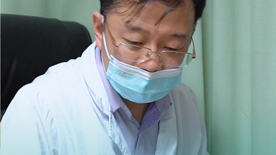小寶左手只有右手一半大，媽媽說懷孕的時候吃過藥