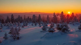 雪嶺暮色，一場粉藍(lán)交織的天際幻夢