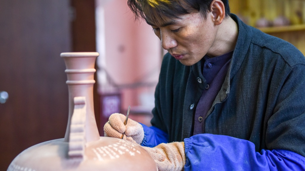 廣西坭興陶，中國四大名陶之一，無釉卻光潤如瓷，已有1300年歷史