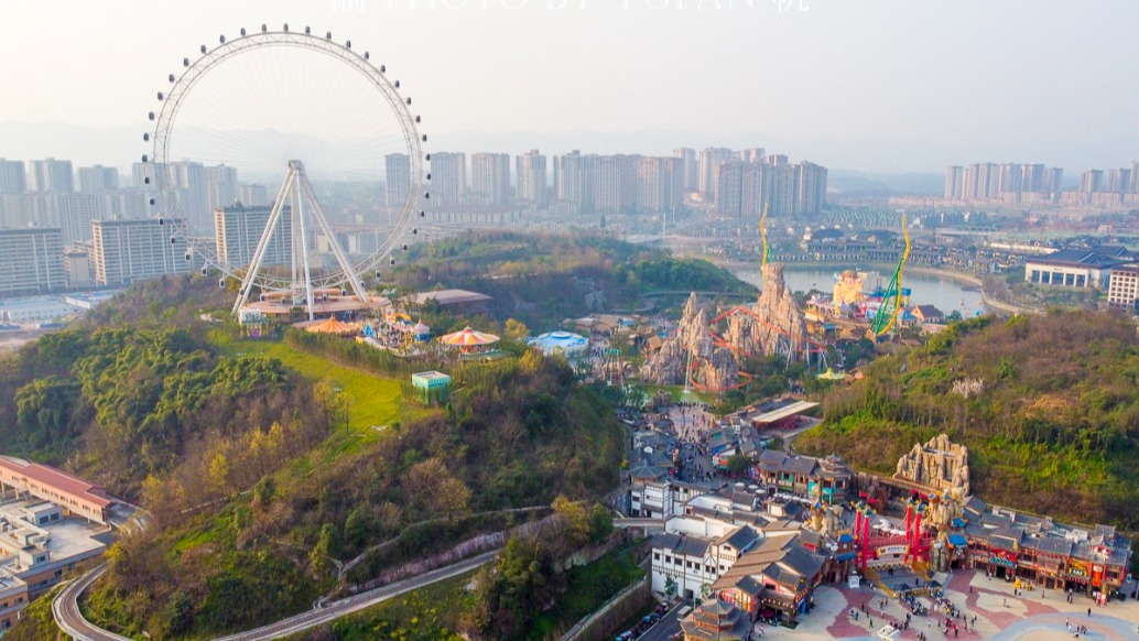 航拍渝樂小鎮(zhèn)，共有22項游樂設施，堪稱重慶人的沉浸式歡樂勝地