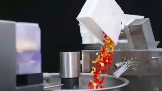 猛砸1個億，盯上炒菜機器人，廚電巨頭“殺”入餐廳后廚