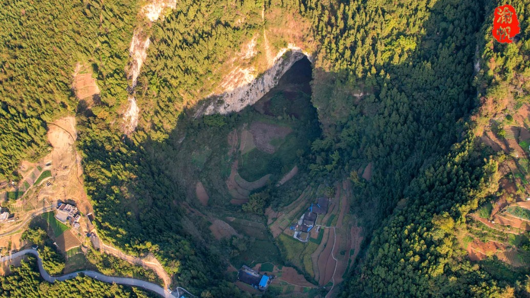 藏在渝东南的世外桃源，5户人家生活在天坑里，种地养猪怡然自得
