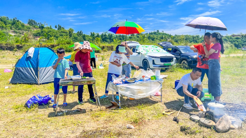 潼南涪江畔的露营野餐：扎起帐篷，支起烤架，尽享周末惬意时光