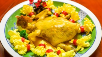 中山菊花宴，以菊香融百味，清鲜不腻，尽显岭南饮食之风雅