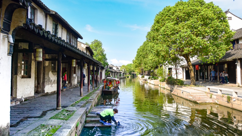 船游黎里古鎮(zhèn)，宛如欣賞一幅流動的水墨畫，仿佛時光都慢了下來