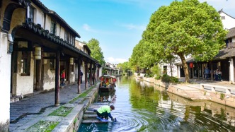 船游黎里古鎮(zhèn)，宛如欣賞一幅流動的水墨畫，仿佛時光都慢了下來