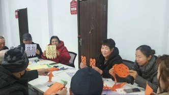 光宇辦宇安社區(qū)開展“指尖非遺 紙韻宇安”非遺剪紙?bào)w驗(yàn)活動