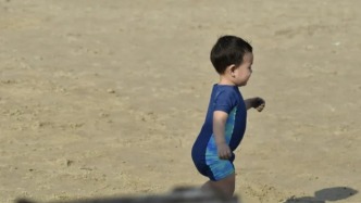 孩子越催越慢，不是故意磨蹭，是心里在抗拒