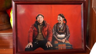 4300米上的全家福：33张照片，一个村庄的重生与团圆