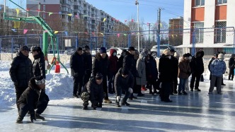 河?xùn)|辦興盛社區(qū)開展“四親黨建添活力 冰場競技嗨翻天”冰上趣味運(yùn)動會