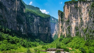 奉節(jié)有個(gè)旱夔門(mén)，藏在一座巨型天坑之中，原生態(tài)村落美如世外桃源