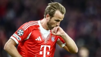 失點+吃紅牌還能贏！拜仁不小心暴露，冠軍相真藏不住了！