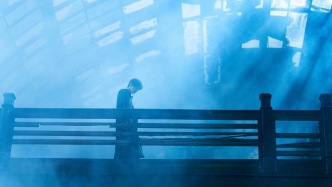 評《狂野時代》：當(dāng)角色帶著影像的傷口穿越百年