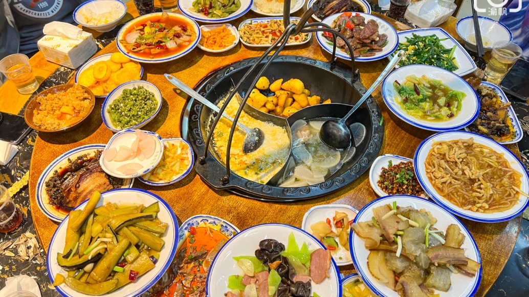 奉節(jié)土家吊鍋，人均30元，臘肉、合渣、老鴨湯等20種菜品無限續(xù)