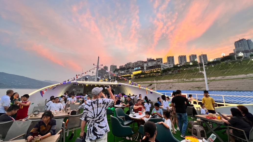 詩城夜游，夕陽西下時登船啟航，沉浸式感受奉節(jié)江畔的詩意夜色
