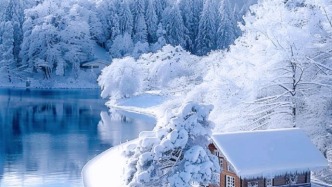 风雪中的海面，白茫茫连着天际线